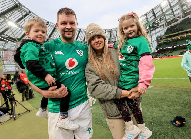 iain-henderson-and-his-wife-suzanne-flanagan-celebrate-winning-with-their-children