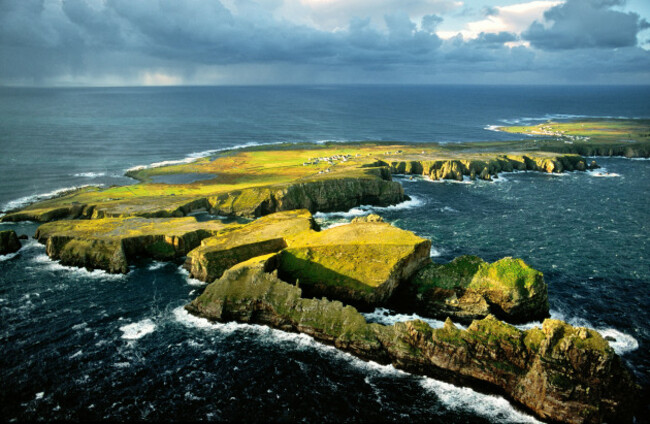 tory-island-co-donegal-ireland-celtic-balors-fort-on-flat-top-peninsula-hut-circles-defence-ditch-and-rampart-visible-image-shot-2014-exact-date-unknown