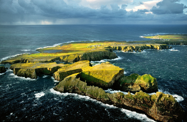 tory-island-co-donegal-ireland-celtic-balors-fort-on-flat-top-peninsula-hut-circles-defence-ditch-and-rampart-visible-image-shot-2014-exact-date-unknown