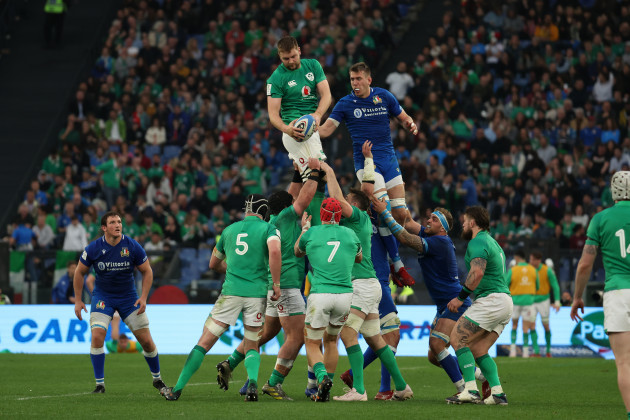 iain-henderson-wins-a-line-out
