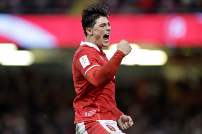 louis-rees-zammit-celebrates-scoring-a-try