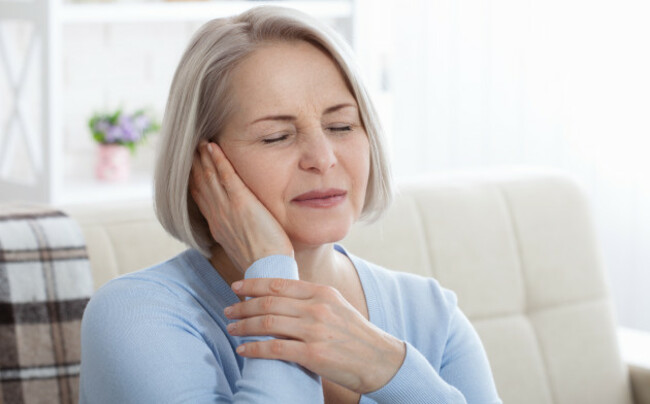 tinnitus-closeupupsideprofilesickfemalehavingearpain