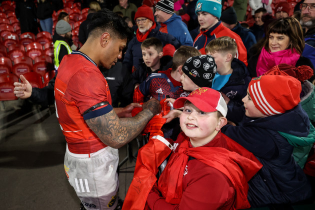malakai-fekitoa-signs-autographs-for-fans-after-the-game