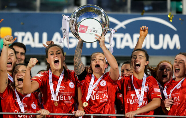 pearl-slattery-lifts-the-cup