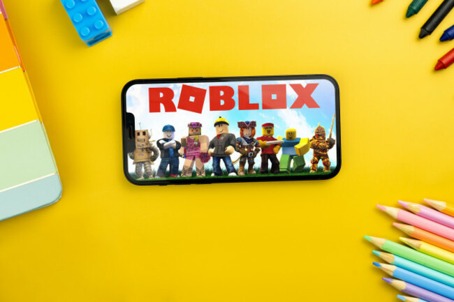 robloxmobilegameapponthesmartphonescreen-yellowbackground