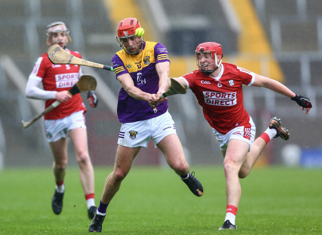 conor-hearne-shoots-under-pressure-from-ciaran-joyce