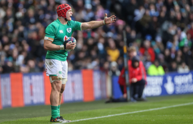 josh-van-der-flier-prepares-to-throw-the-ball-into-the-line-out