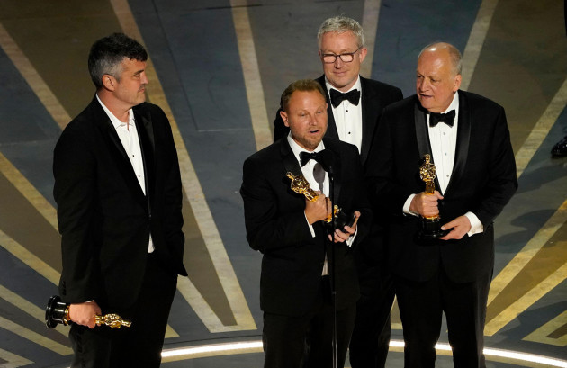 eric-saindon-from-left-richard-baneham-daniel-barrett-and-joe-letteri-accept-the-award-for-best-visual-effects-for-avatar-the-way-of-water-at-the-oscars-on-sunday-march-12-2023-at-the-dolby-t