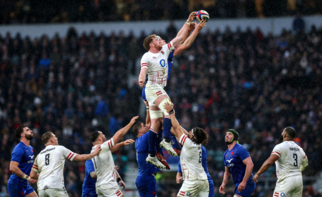 ollie-chessum-and-thibaud-flament-in-a-line-out