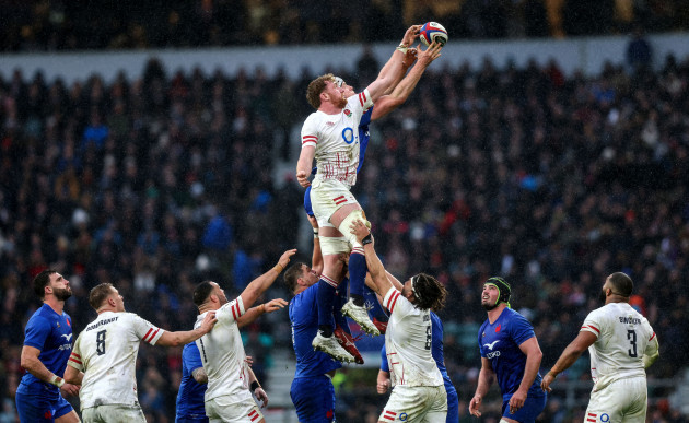 ollie-chessum-and-thibaud-flament-in-a-line-out