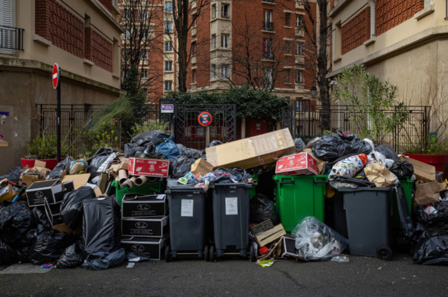 cleaning-workers-continue-strike-paris