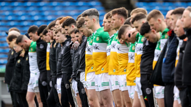 the-offaly-team-and-staff-stand-for-the-minutes-silence-in-memory-of-former-offaly-manager-liam-kearns-who-passed-away-recently