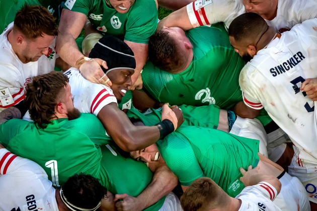 maro-itoje-surrounded-by-the-ireland-team-in-a-maul