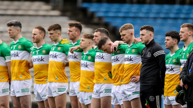 the-offaly-team-and-staff-stand-for-the-minutes-silence-in-memory-of-former-offaly-manager-liam-kearns-who-passed-away-recently