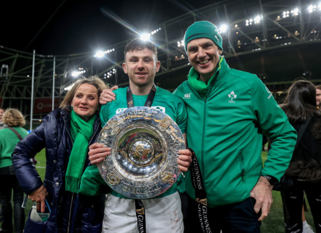 hugo-keenan-celebrates-winning-with-his-parents-avril-and-paul