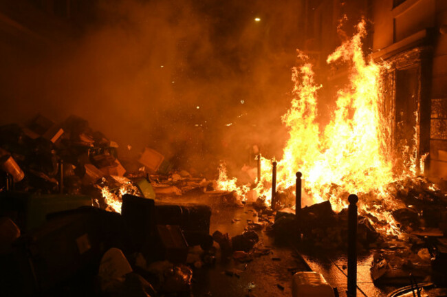 julien-mattia-le-pictorium-demonstration-on-23-march-against-the-pension-reform-in-paris-2332023-france-paris-paris-fires-in-paris-during-the-march-23-demonstration-against-pen