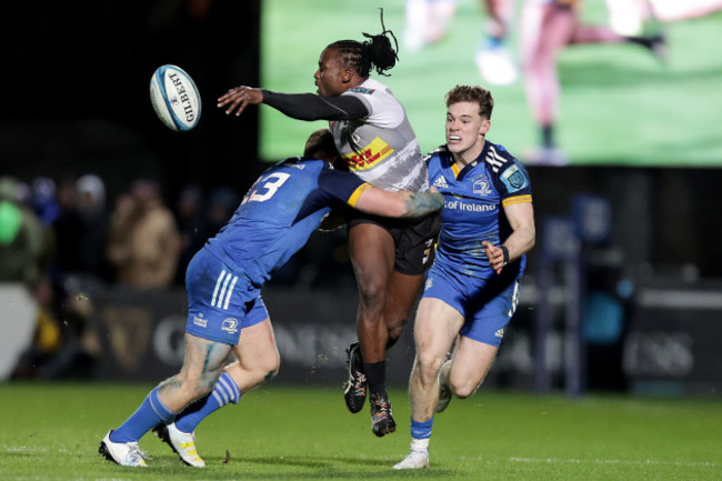 seabelo-senatla-offloads-the-ball-despite-liam-turner-and-rob-russell