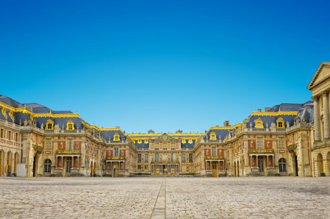 versailles-palace-entrancesymbol-of-king-louius-xiv-power-france