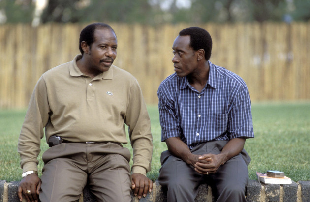 hotel-rwanda-year-2004-uk-usa-south-africa-director-terry-george-paul-rusesabagina-don-cheadle-on-the-set-image-shot-2004-exact-date-unknown