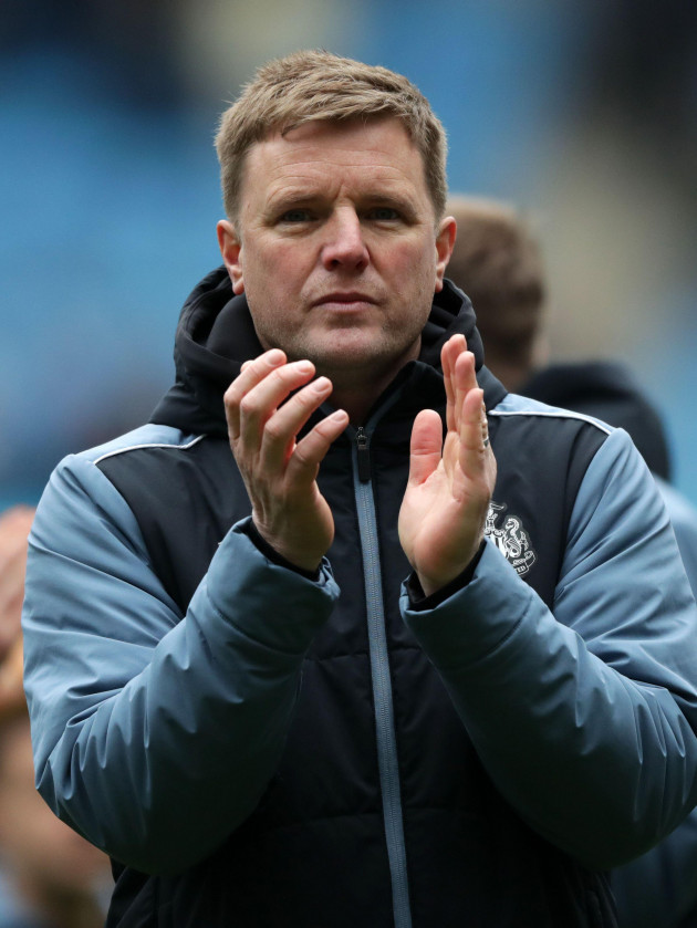 etihad-stadium-manchester-uk-4th-mar-2023-premier-league-football-manchester-city-versus-newcastle-united-newcastle-united-manager-eddie-howe-applauds-the-visiting-supporters-at-full-time-credi