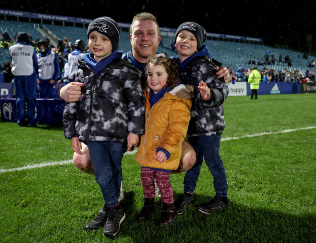 sean-cronin-celebrates-with-his-children-saoirse-finn-and-cillian-after-making-his-200th-appearance-for-the-province