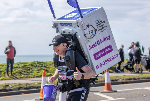 a-man-ran-the-26-mile-brighton-marathon-carrying-a-washing-machine-on-is-back-in-the-aid-of-great-ormond-street-hospital-more-than-10000-people-take-part-in-brighton-marathona-new-era-for-the-brig