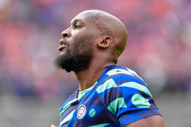 milano-italy-01st-apr-2023-romelu-lukaku-of-inter-is-warming-up-before-the-serie-a-match-between-inter-and-fiorentina-at-giuseppe-meazza-in-milano-photo-credit-gonzales-photoalamy-live-news
