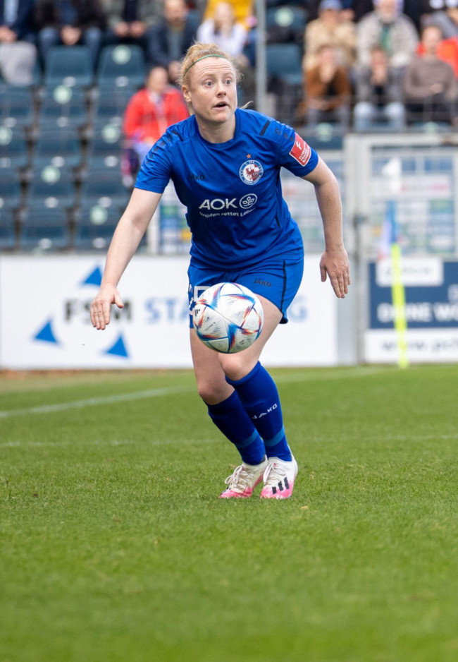 potsdam-germany-15th-oct-2022-soccer-women-bundesliga-turbine-potsdam-vfl-wolfsburg-matchday-4-karl-liebknecht-stadium-amber-barrett-of-turbine-potsdam-from-vfl-wolfsburg-plays-the-ball-c