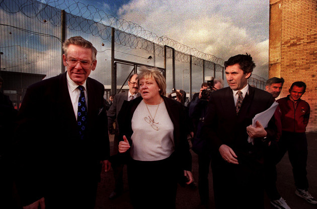 northern-ireland-secretary-mo-mowlam-at-the-maze-1998-with-prison-governor-martin-mogg-left-as-she-visits-loyalist-terrorist-to-convince-them-to-stay-in-the-peace-talks