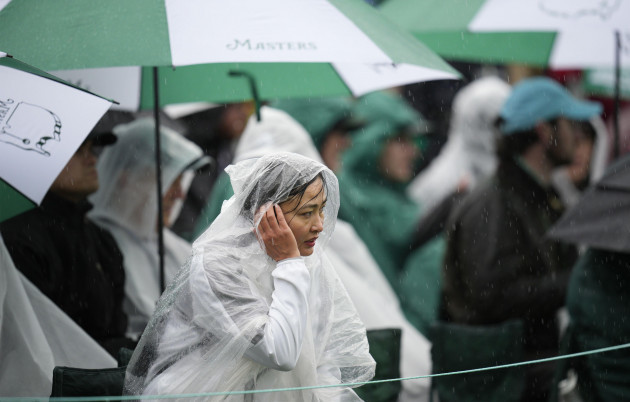augusta-united-states-08th-apr-2023-patron-endures-the-rain-at-the-18th-green-during-the-second-round-at-the-87th-masters-tournament-at-augusta-national-golf-club-in-augusta-georgia-on-saturday