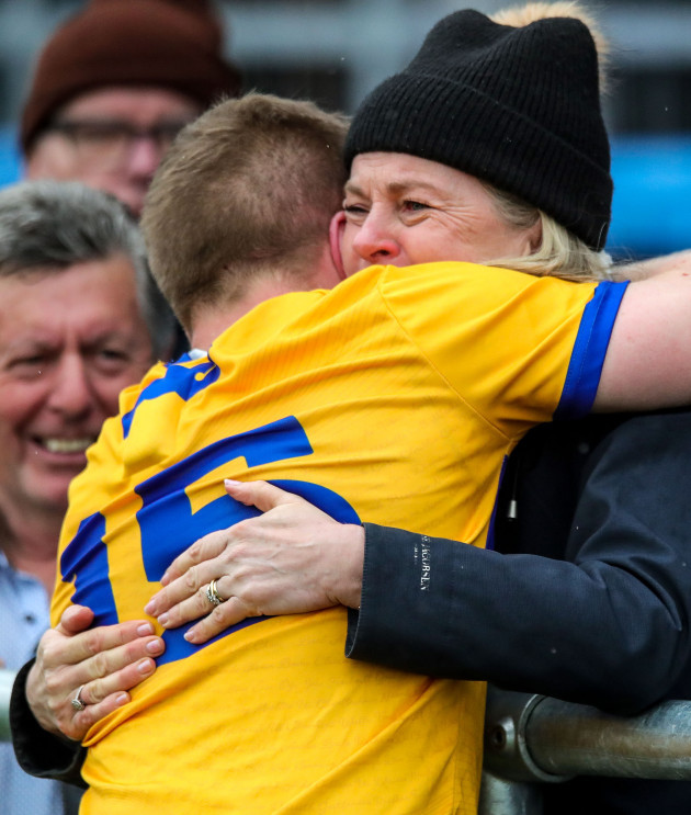 podge-collins-celebrates-winning-with-his-mother-kate