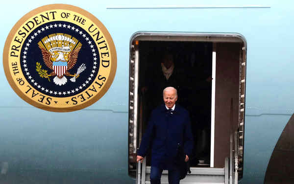 Biden arrives 002