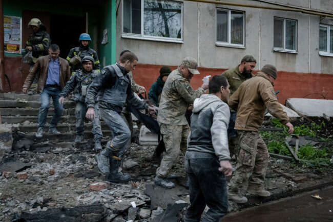 sloviansk-ukraine-14th-apr-2023-military-officials-and-firefighters-carry-an-injured-girl-rescued-from-the-rubble-in-sloviansk-russian-troops-attacked-eastern-ukrainian-city-sloviansk-on-eastern