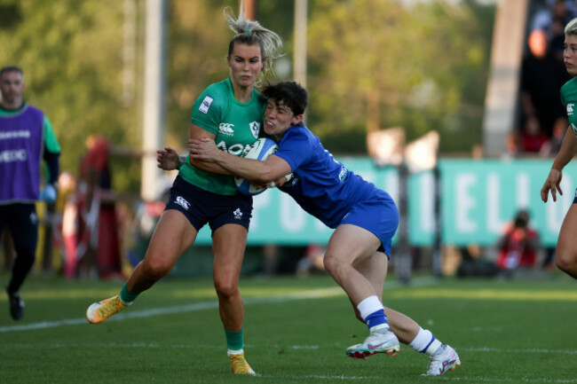 aoife-doyle-is-tackled-by-aura-muzzo