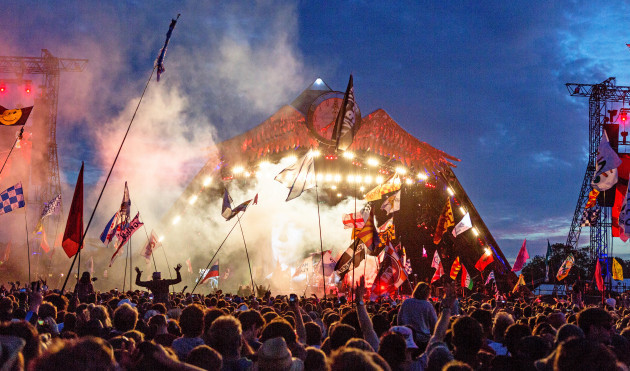 the-who-playing-on-the-pyramid-stage-at-night-glastonbury-festival-uk