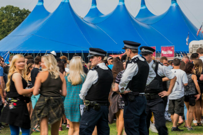 london-uk-26th-aug-2017-police-have-quite-a-strong-presence-but-most-is-focused-on-searching-for-drugs-crowds-pre-drink-as-they-queue-for-the-sw4-dance-festival-on-clapham-common-on-a-sunny-bank