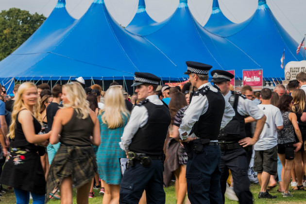 london-uk-26th-aug-2017-police-have-quite-a-strong-presence-but-most-is-focused-on-searching-for-drugs-crowds-pre-drink-as-they-queue-for-the-sw4-dance-festival-on-clapham-common-on-a-sunny-bank