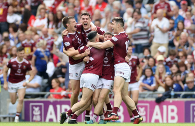 john-heslin-sam-duncan-ronan-otoole-jack-smith-and-alex-gardiner-celebrate-at-the-final-whistle
