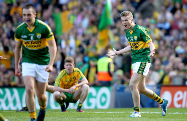 robert-wharton-celebrates-at-the-final-whistle