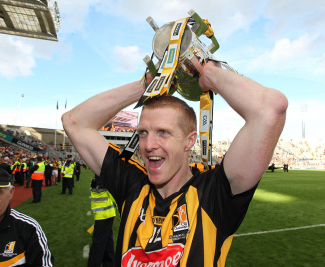 henry-shefflin-with-the-liam-maccarthy-trophy