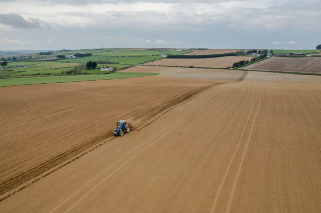 boxtown-west-cork-ireland-22nd-apr-2023-tillage-farmer-tim-oconnell-sows-gangway-spring-barley-on-a-field-at-a-rate-of-70kg-per-acre-using-a-kuhn-1-pass-spreader-and-a-new-holland-t7-230-tractor