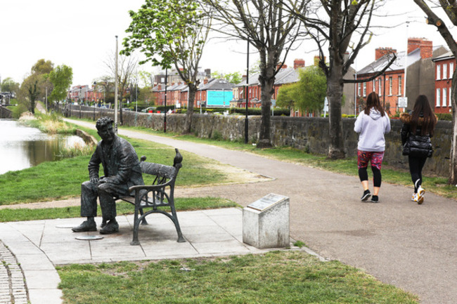 9912 Brendan Behan statue