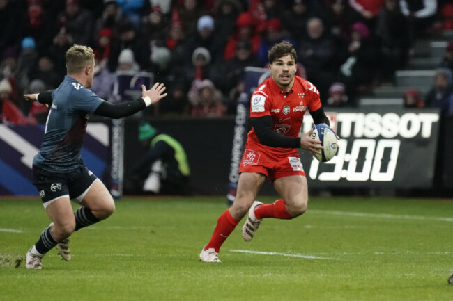 antoine-dupont-takes-on-craig-casey