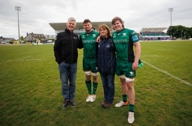 eoghan-masterson-and-sean-masterson-with-his-family-after-the-game