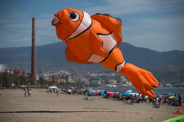 malaga-spain-29th-apr-2023-a-kite-depicting-a-clownfish-is-seen-floating-as-bathers-sunbathe-during-the-international-kite-exhibition-at-la-misericordia-beach-the-2023-international-kite-fest-b