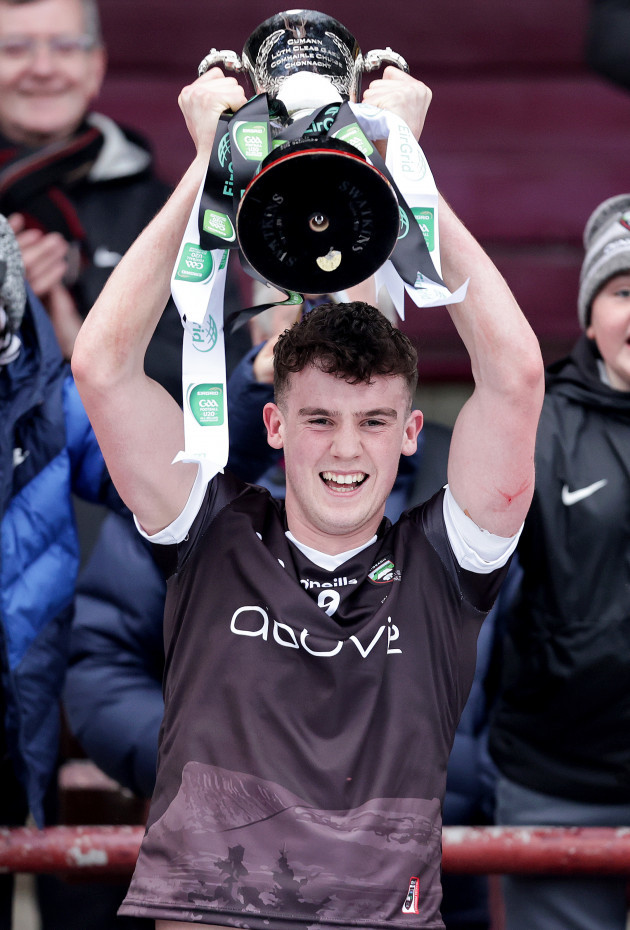 canice-mulligan-lifts-the-trophy