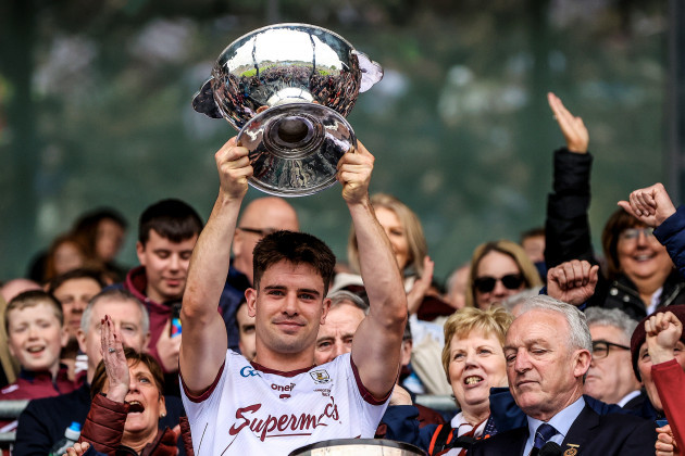 sean-kelly-lifts-the-trophy