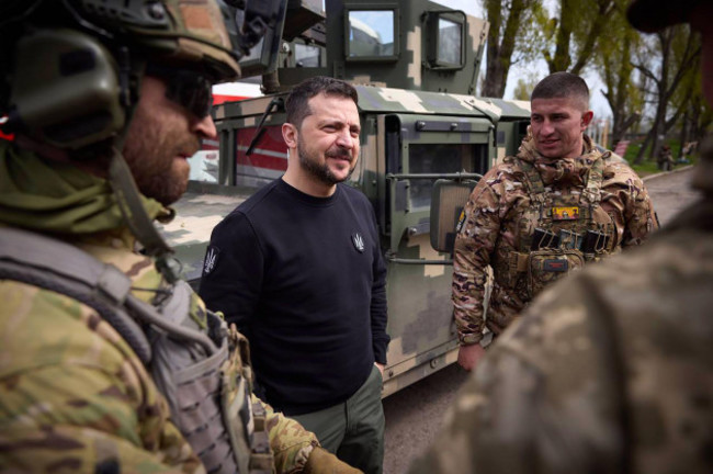 kherson-ukraine-19th-apr-2023-ukrainian-president-volodymyr-zelenskyy-talks-with-a-commander-at-a-position-in-avdiivka-donetsk-region-ukraine-tuesday-april-18-2023-photo-by-ukrainian-preside