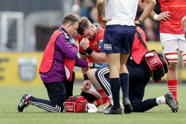 peter-omahony-receives-medical-attention