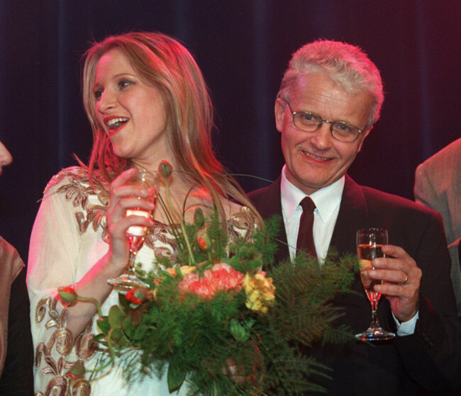 oslo-eurovision-song-contest-1996-in-norway-eurosong-broadcasting-manager-einar-forde-bowls-with-irish-winner-eimear-quinn-at-the-eurosong-party-in-oslo-spektrum-night-to-sunday-ntb-photo-jon-e